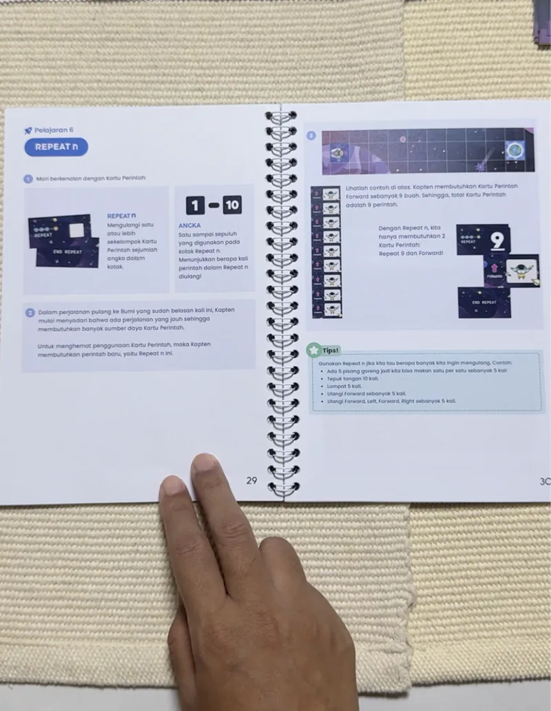 Halaman buku panduan: Pelajaran 6 tentang kartu Repeat n, lengkap dengan contoh dan kotak Tips.
