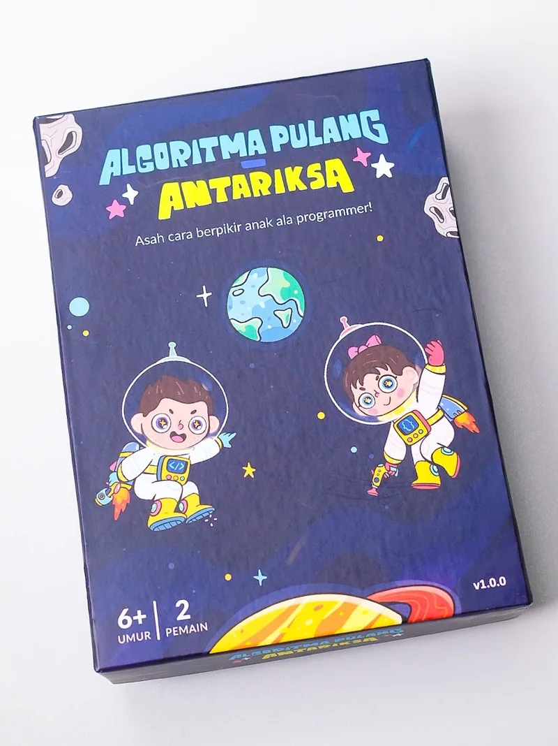 Kotak Algoritma Pulang Antariksa: dua astronot anak, judul berwarna kuning dan biru, bertuliskan usia 6+ dan 2 pemain.