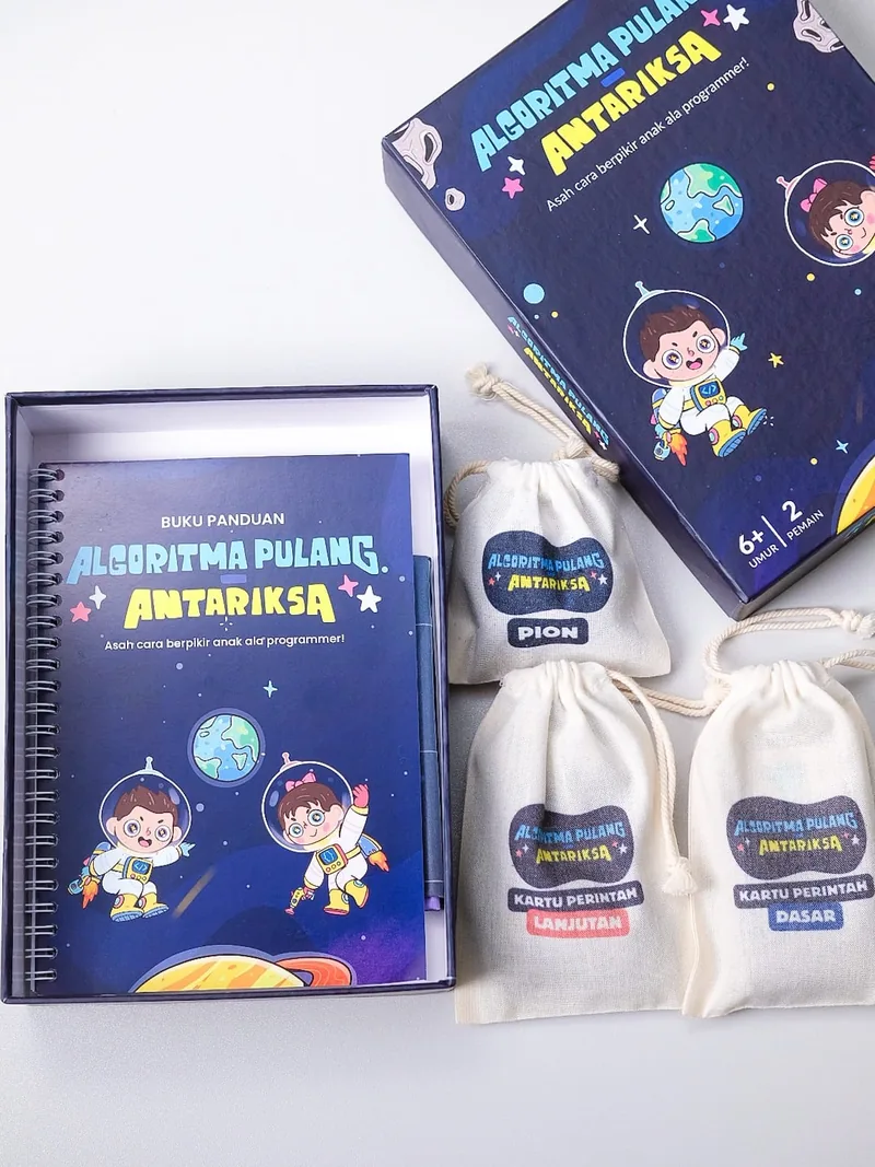 Buku panduan spiral, kotak, dan kantong komponen Algoritma Pulang Antariksa.